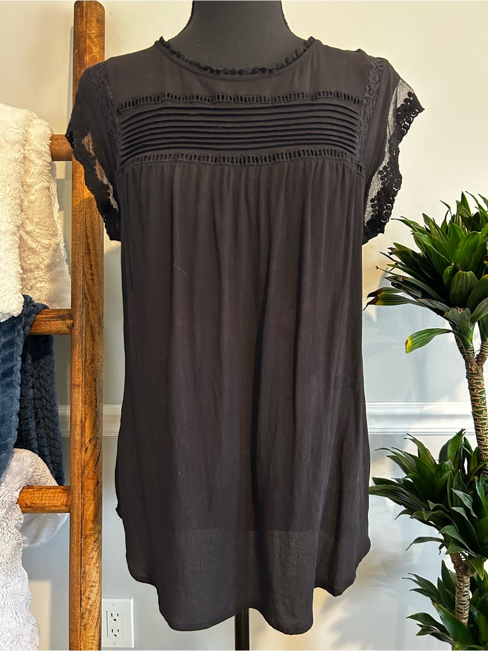 Daniel Rainn Black Lace-Trim Pintucked Short-Sleeve Tunic Size Large
